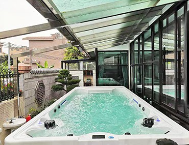 家里有一個活動沖浪泳池，足不出戶就能享受沖浪、SPA