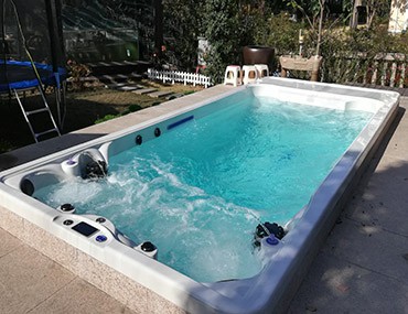 這種室內無邊游泳池可以讓你在家做水療spa、游泳鍛煉